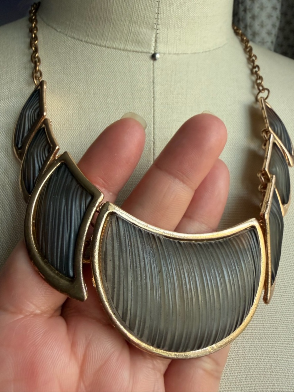 Retro Black & Gold Tone Fan Shaped Statement Bib 17” + 3” Extender Necklace - Picture 4 of 14